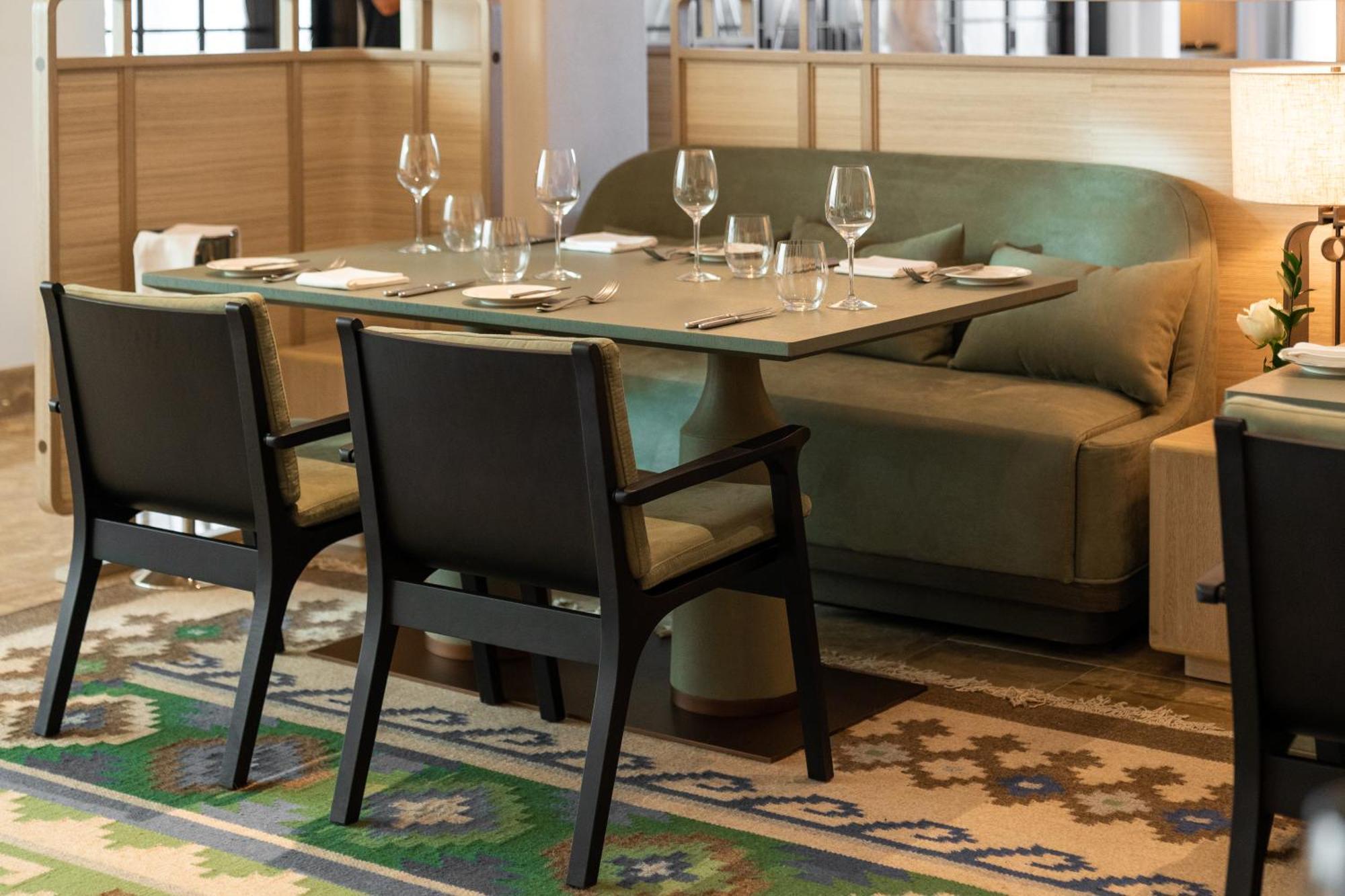 City Of Dreams Mediterranean - Integrated Resort, Casino & Entertainment Limassol Ngoại thất bức ảnh A set table at a restaurant