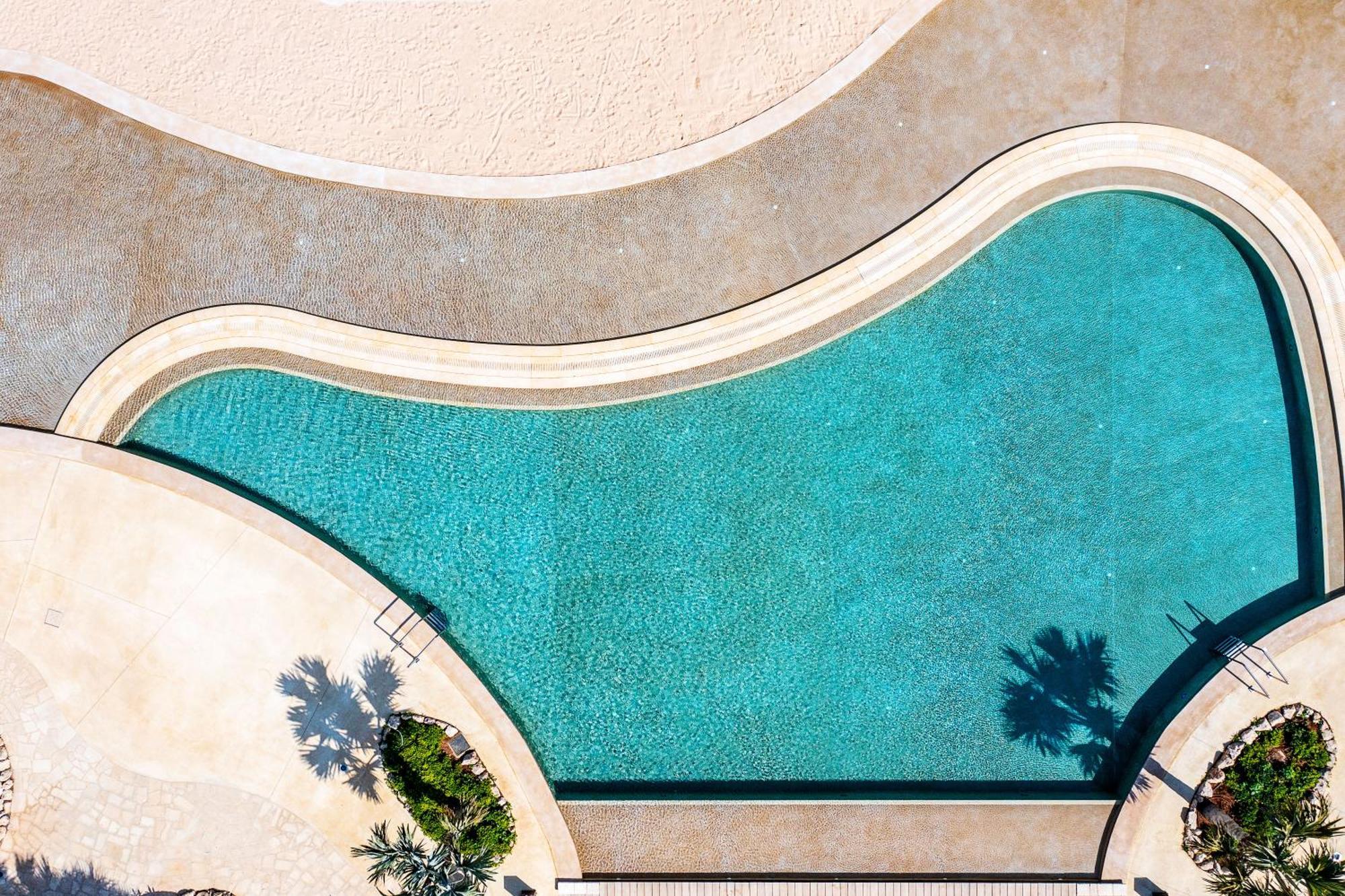 City Of Dreams Mediterranean - Integrated Resort, Casino & Entertainment Limassol Ngoại thất bức ảnh Aerial view of a swimming pool