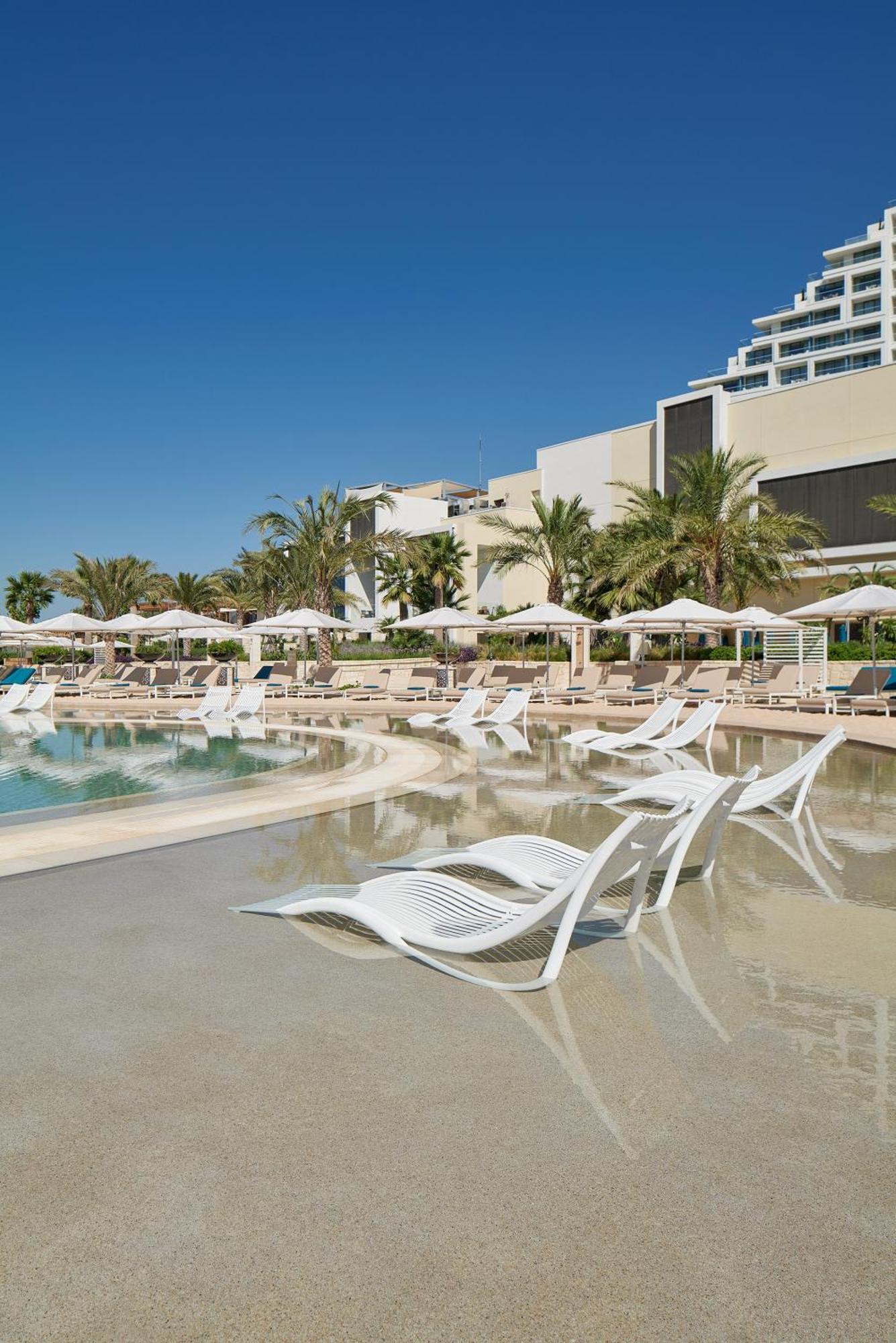 City Of Dreams Mediterranean - Integrated Resort, Casino & Entertainment Limassol Ngoại thất bức ảnh The swimming pool at the hotel