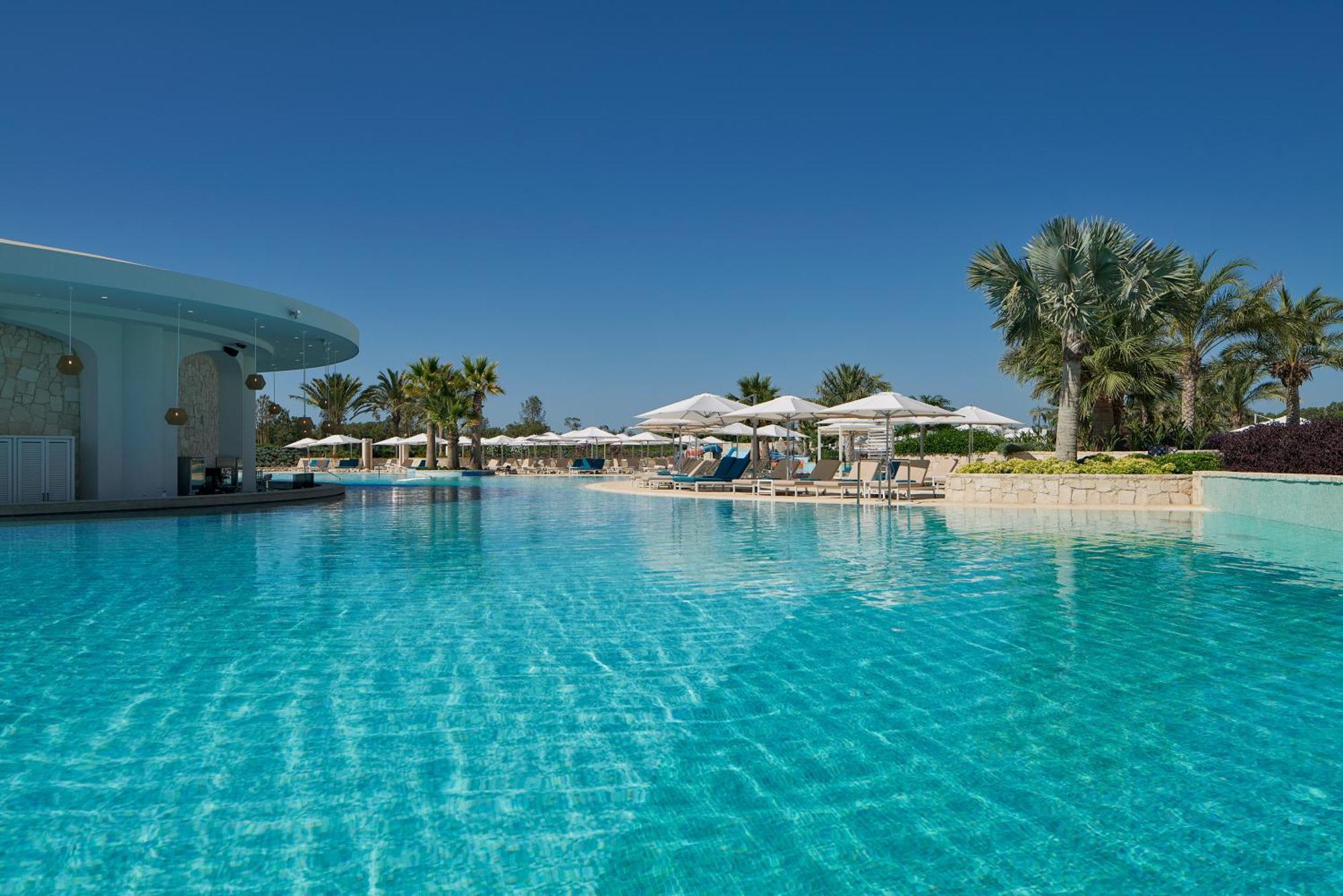 City Of Dreams Mediterranean - Integrated Resort, Casino & Entertainment Limassol Ngoại thất bức ảnh The swimming pool at the resort