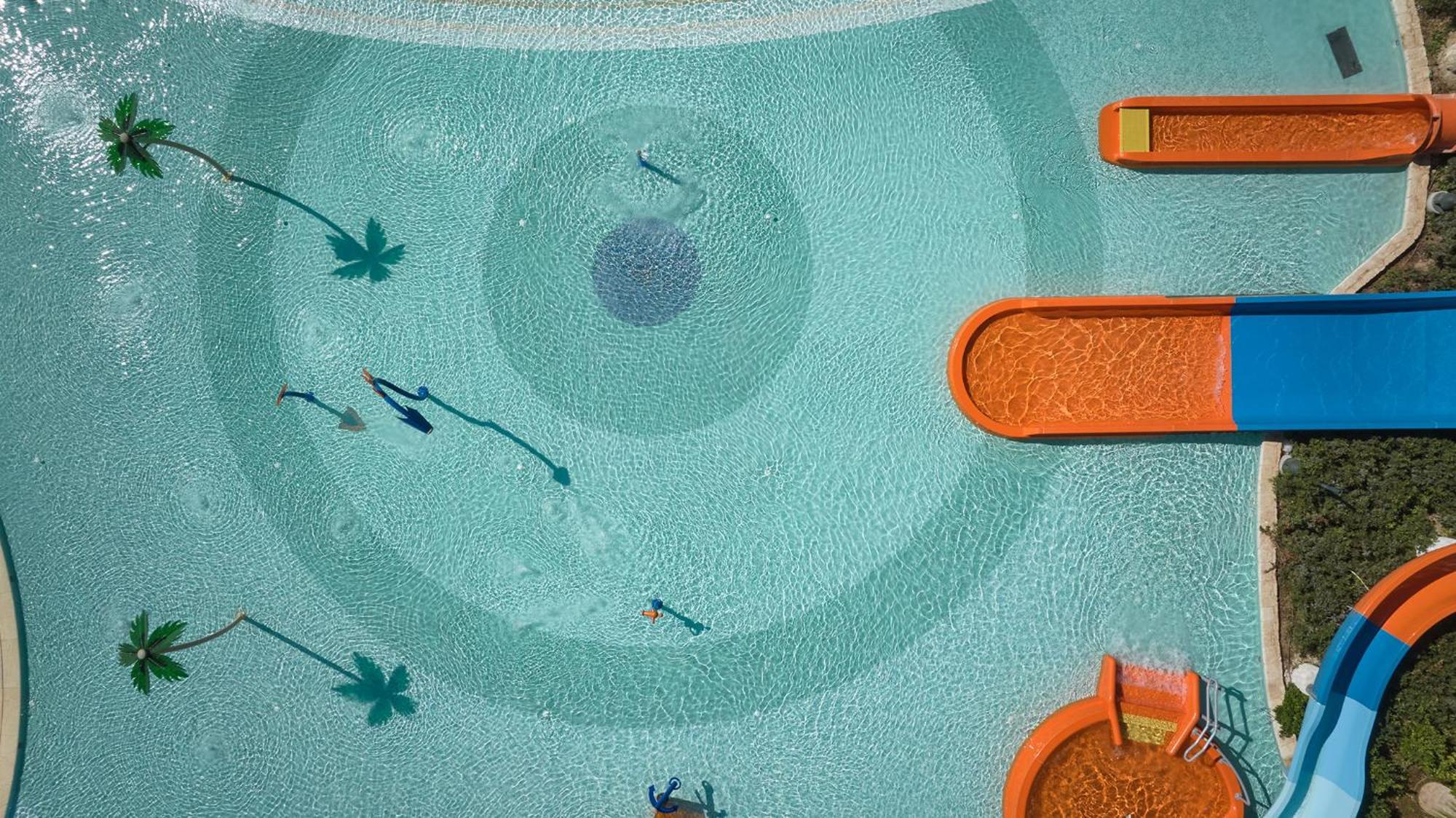 City Of Dreams Mediterranean - Integrated Resort, Casino & Entertainment Limassol Ngoại thất bức ảnh The pool at the hotel